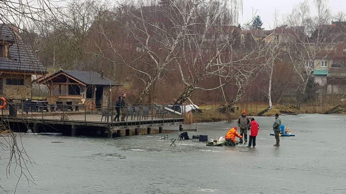Milovníkům rybolovu na dírkách kousek od Brna zřejmě brzo ukončí sezónu teplá fronta